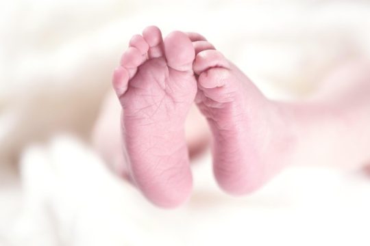 پاؤں رگڑنے کی عادت: کیا یہ صرف ایک عادت ہے یا کچھ اور؟”  “Foot rubbing habit: is it just a habit or something more?”